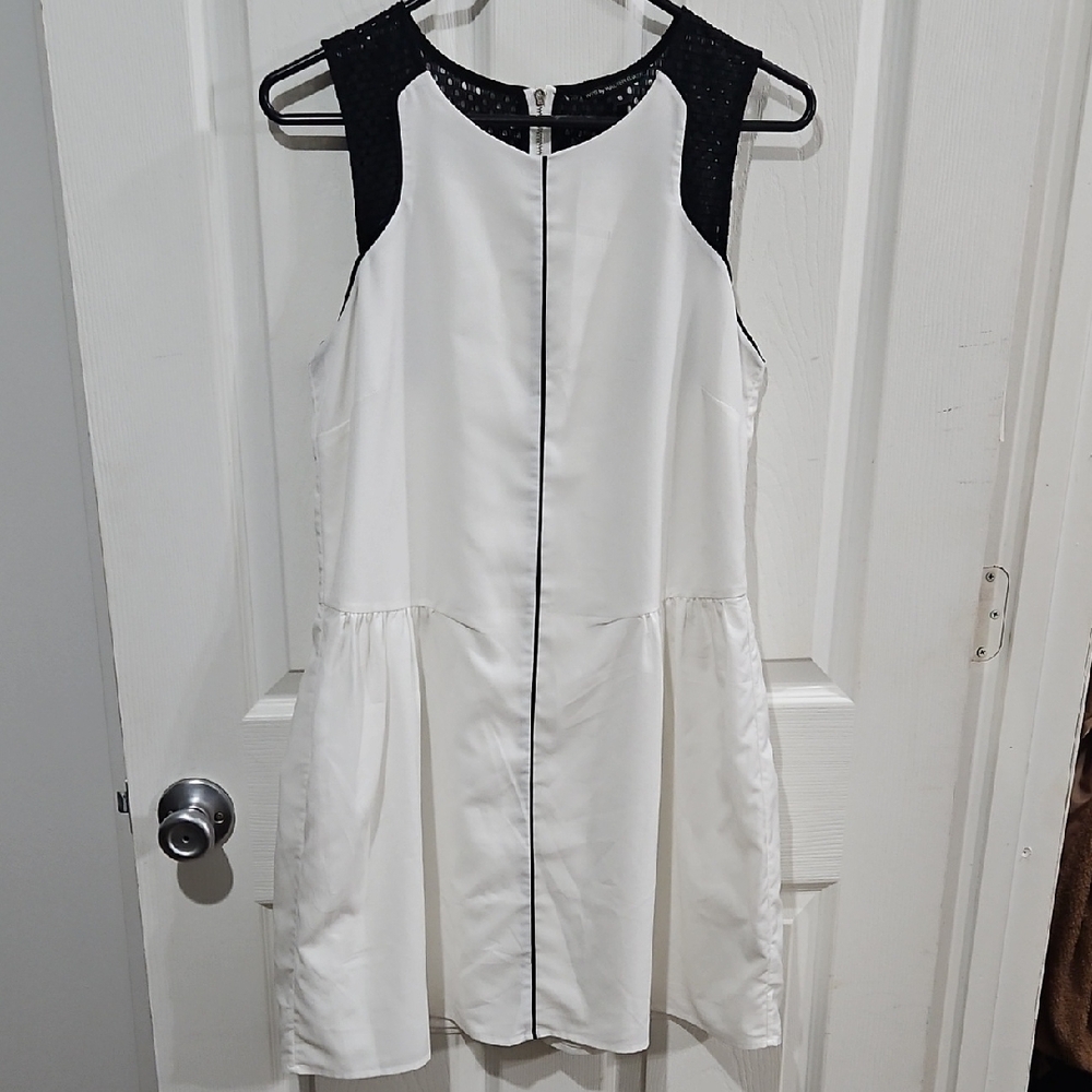 Walter Baker White Black Contrast Shift Dress Sleeveless Modern Size Small